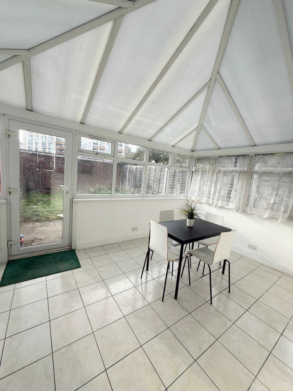 Spacious Double Room in Stratford 